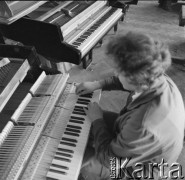 1976, Kalisz, Polska.
Fabryka Fortepianów i Pianin Calisia.
Fot. Irena Jarosińska, zbiory Ośrodka KARTA