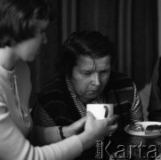 1976, Kraków, Polska.
Studentki Akademii Medycznej im. Mikołaja Kopernika pomagają starszej i samotnej kobiecie.
Fot. Irena Jarosińska, zbiory Ośrodka KARTA