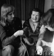 1976, Kraków, Polska.
Studentki Akademii Medycznej im. Mikołaja Kopernika pomagają starszej i samotnej kobiecie.
Fot. Irena Jarosińska, zbiory Ośrodka KARTA