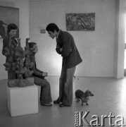1976, Warszawa, Polska.
Studenci Akademii Sztuk Pięknych. Z prawej Ahmad Al Ahmad z Syrii oraz jamnik Agata - pies fotografki Ireny Jarosińskiej.
Fot. Irena Jarosińska, zbiory Ośrodka KARTA
