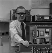 1977, Warszawa, Polska.
Dr inż. Jerzy Kaliński - pracownik Zakładu Aparatury Mikrofalowej WILMER Polskiej Akademii Nauk, jeden z twórców Mikrofalowego Miernika Wilgotności.
Fot. Irena Jarosińska, zbiory Ośrodka KARTA