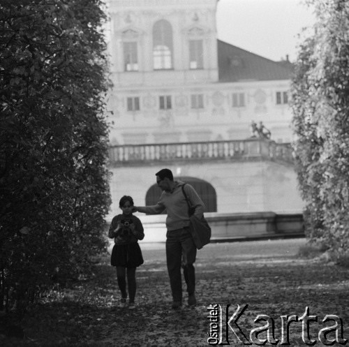 Lata 60. lub 70., Warszawa, Polska.
Mężczyzna i dziewczynka z aparatem fotograficznym. W tle Pałac w Wilanowie.
Fot. Irena Jarosińska, zbiory Ośrodka KARTA
