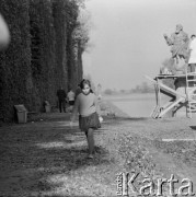 Lata 60. lub 70., Warszawa, Polska.
Dziewczynka w Wilanowie.
Fot. Irena Jarosińska, zbiory Ośrodka KARTA