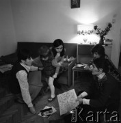 Lata 60. lub 70., Polska.
Alpinistki. Z prawej z mapą Wanda Rutkiewicz.
Fot. Irena Jarosińska, zbiory Ośrodka KARTA
