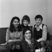 Lata 60. lub 70., Polska.
Alpinistki. Na podłodze siedzi Wanda Rutkiewicz.
Fot. Irena Jarosińska, zbiory Ośrodka KARTA
