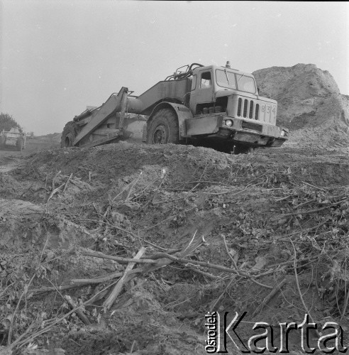 8.11.1976, Bełchatów, Polska.
Kopalnia Węgla Brunatnego Bełchatów - prace na polu wydobywczym.
Fot. Irena Jarosińska, zbiory Ośrodka KARTA