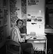Lata 70., Warszawa, Polska.
Wiesław Borowski w Galerii Foksal (ulica Foksal 4).
Fot. Irena Jarosińska, zbiory Ośrodka KARTA