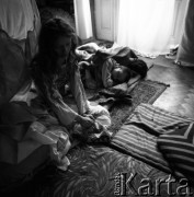 Lata 60. lub 70., Polska.
Osoby w mieszkaniu.
Fot. Irena Jarosińska, zbiory Ośrodka KARTA