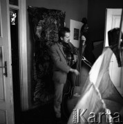 Lata 60. lub 70., Polska.
Mężczyzna w mieszkaniu.
Fot. Irena Jarosińska, zbiory Ośrodka KARTA