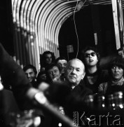 Lata 60. lub 70., Polska.
Publiczność. Na pierwszym planie pisarz Andrzej Kuśniewicz.
Fot. Irena Jarosińska, zbiory Ośrodka KARTA