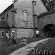 Lato 1975, Sucha, Polska.
Zajęcia plenerowe młodych architektów.
Fot. Irena Jarosińska, zbiory Ośrodka KARTA 
