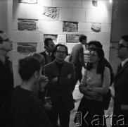 Lata 60. lub 70., Polska.
Archeolodzy w muzeum.
Fot. Irena Jarosińska, zbiory Ośrodka KARTA 
