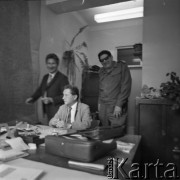Lata 60. lub 70., okolice Warszawy, Polska.
Redakcja tygodnika wojskowego.
Fot. Irena Jarosińska, zbiory Ośrodka KARTA