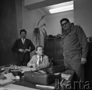 Lata 60. lub 70., okolice Warszawy, Polska.
Redakcja tygodnika wojskowego.
Fot. Irena Jarosińska, zbiory Ośrodka KARTA
