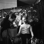 Lata 60. lub 70., Ostrów Mazowiecka, Polska.
Malarka.
Fot. Irena Jarosińska, zbiory Ośrodka KARTA 
