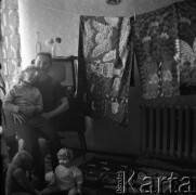 Lata 60. lub 70., Ostrów Mazowiecka, Polska.
Malarka.
Fot. Irena Jarosińska, zbiory Ośrodka KARTA 

