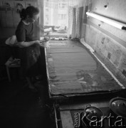 Lata 60. lub 70., Ostrów Mazowiecka, Polska.
Malarka.
Fot. Irena Jarosińska, zbiory Ośrodka KARTA 
