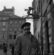 1974, Warszawa, Polska.
Michaił Ignatow - tłumacz współczesnej literatury polskiej na język rosyjski - na Rynku Starego Miasta przed restauracją Bazyliszek.
Fot. Irena Jarosińska, zbiory Ośrodka KARTA