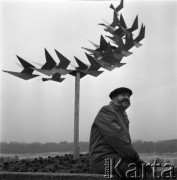 1974, Warszawa, Polska.
Michaił Ignatow - tłumacz współczesnej literatury polskiej na język rosyjski - nad Wisłą.
Fot. Irena Jarosińska, zbiory Ośrodka KARTA