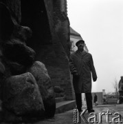 1974, Warszawa, Polska.
Michaił Ignatow - tłumacz współczesnej literatury polskiej na język rosyjski - na ulicy Celnej 5/9.
Fot. Irena Jarosińska, zbiory Ośrodka KARTA