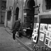 1974, Warszawa, Polska.
Michaił Ignatow - tłumacz współczesnej literatury polskiej na język rosyjski - na Rynku Starego Miasta.
Fot. Irena Jarosińska, zbiory Ośrodka KARTA