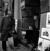 1974, Warszawa, Polska.
Michaił Ignatow - tłumacz współczesnej literatury polskiej na język rosyjski - na Rynku Starego Miasta.
Fot. Irena Jarosińska, zbiory Ośrodka KARTA