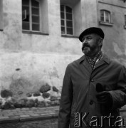 1974, Warszawa, Polska.
Michaił Ignatow - tłumacz współczesnej literatury polskiej na język rosyjski - na Starym Mieście w Warszawie.
Fot. Irena Jarosińska, zbiory Ośrodka KARTA