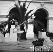 Lata 60. lub 70., Warszawa, Polska.
Tancerka baletowa w auli Politechniki Warszawskiej.
Fot. Irena Jarosińska, zbiory Ośrodka KARTA