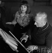 Lata 60. lub 70., Warszawa, Polska.
Lekarka - śpiewaczka podczas lekcji śpiewu w Teatrze Wielkim.
Fot. Irena Jarosińska, zbiory Ośrodka KARTA