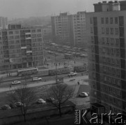 Zima 1977, Warszawa, Polska.
Widok z budynku przy ulicy Juliana Marchlewskiego 59 (dziś Aleja Jana Pawła II) w kierunku wschodnim. Widoczne skrzyżowanie ulicy Juliana Marchlewskiego z ulicą Mordechaja Anielewicza. Blok po lewej znajduje się na ulicy Juliana Marchlewskiego 66, blok po prawej przy ulicy Mordechaja Anielewicza 18.
Fot. Irena Jarosińska, zbiory Ośrodka KARTA