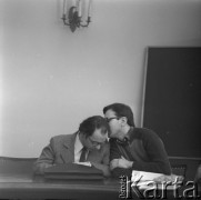 1976, Warszawa, Polska
Posiedzenie Polskiego Towarzystwa Historycznego. Wśród zebranych profesor Marcin Kula (1. z lewej)
Fot. Irena Jarosińska, zbiory Ośrodka KARTA