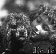 lata 70-te, Warszawa, Polska
Dziewczyna z psem
Fot. Irena Jarosińska, zbiory Ośrodka KARTA