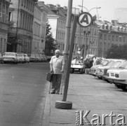 Lato 1977, Warszawa, Polska.
Ulica Podwale - ujęcie w kierunku północnym. Pierwsze z lewej oficyny Pałacu Młodziejowskich (ulica Podwale 7), dalej za choinką wylot ulicy Kapitulnej. 
Fot. Irena Jarosińska, zbiory Ośrodka KARTA 

