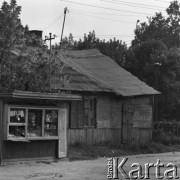 1977, Wiązowna, Polska
Kiosk i wiejska chałupa
Fot. Irena Jarosińska, zbiory Ośrodka KARTA