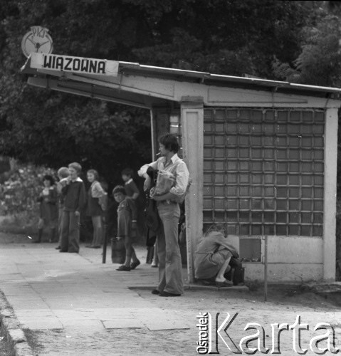 1977, Wiązowna, Polska
Przystanek autobusowy
Fot. Irena Jarosińska, zbiory Ośrodka KARTA