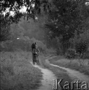 1977, Wiązowna, Polska
Kobieta z wikliną
Fot. Irena Jarosińska, zbiory Ośrodka KARTA