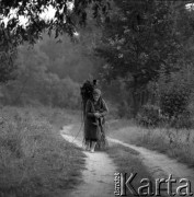 1977, Wiązowna, Polska
Kobieta z wikliną
Fot. Irena Jarosińska, zbiory Ośrodka KARTA