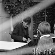 Lato 1977, Wiązowna, Polska.
Mężczyzna i chłopiec.
Fot. Irena Jarosińska, zbiory Ośrodka KARTA 
