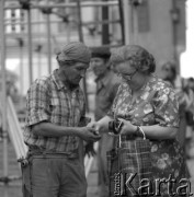 1977, Warszawa, Polska
Ludzie na warszawskiej starówce.
Fot. Irena Jarosińska, zbiory Ośrodka KARTA