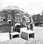 1977, Warszawa, Polska
Warszawska starówka - sprzedaż ceramiki.
Fot. Irena Jarosińska, zbiory Ośrodka KARTA