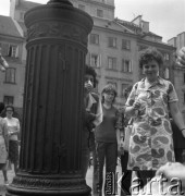 1977, Warszawa, Polska
Warszawska starówka - ludzie przy wodopoju.
Fot. Irena Jarosińska, zbiory Ośrodka KARTA