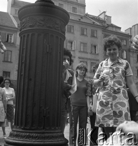 1977, Warszawa, Polska
Warszawska starówka - ludzie przy wodopoju.
Fot. Irena Jarosińska, zbiory Ośrodka KARTA