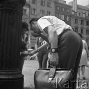 1977, Warszawa, Polska
Warszawska starówka - ludzie przy wodopoju.
Fot. Irena Jarosińska, zbiory Ośrodka KARTA