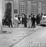 1977, Warszawa, Polska
Pałac Ślubów przy Placu Zamkowym 6. Państwo młodzi i ich goście po uroczystości.
Fot. Irena Jarosińska, zbiory Ośrodka KARTA