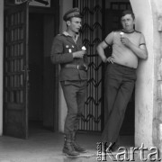 1977, Warszawa, Polska
Rynek Starego Miasta - mężczyźni z lodami.
Fot. Irena Jarosińska, zbiory Ośrodka KARTA