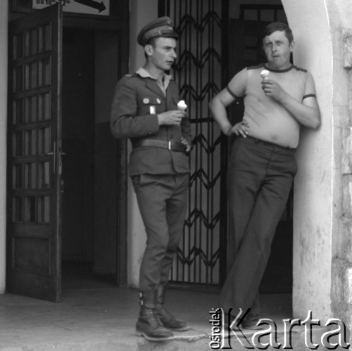 1977, Warszawa, Polska
Rynek Starego Miasta - mężczyźni z lodami.
Fot. Irena Jarosińska, zbiory Ośrodka KARTA