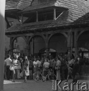 lata 70-te, Kazimierz Dolny, Polska
Turyści na rynku
Fot. Irena Jarosińska, zbiory Ośrodka KARTA