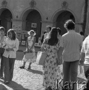 lata 70-te, Kazimierz Dolny, Polska
Turyści na rynku
Fot. Irena Jarosińska, zbiory Ośrodka KARTA