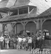 lata 70-te, Kazimierz Dolny, Polska
Turyści na rynku
Fot. Irena Jarosińska, zbiory Ośrodka KARTA