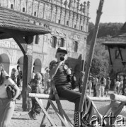 lata 70-te, Kazimierz Dolny, Polska
Dziecko przy Kamienicach Przybyłów przy Rynku
Fot. Irena Jarosińska, zbiory Ośrodka KARTA